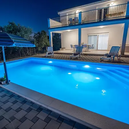 House Slavica With Pool Hébergement de vacances *