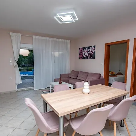 House Slavica With Pool Hébergement de vacances