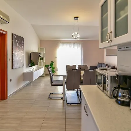 House Slavica With Pool Hébergement de vacances *