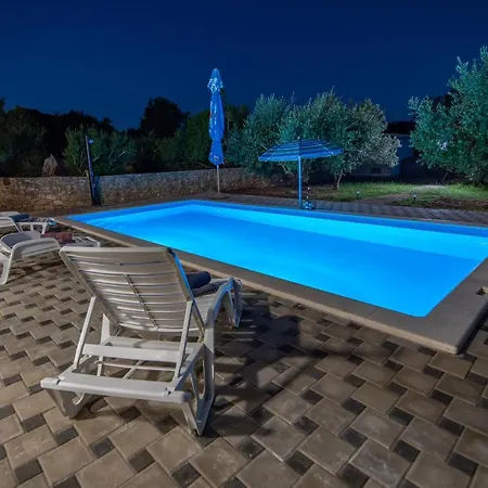 House Slavica With Pool Hébergement de vacances *
