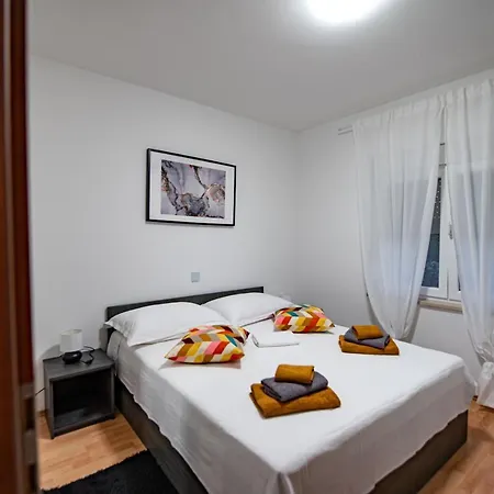 House Slavica With Pool Debeljak