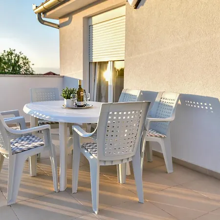 House Slavica With Pool Hébergement de vacances *